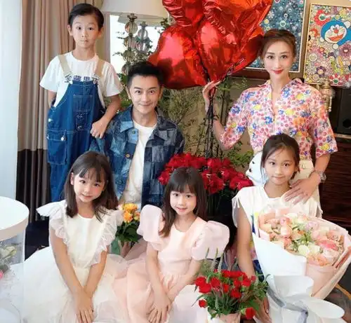 王诗龄与蒋丽莎女儿做蛋糕,穿万元外套显阔气,两人对比太明显