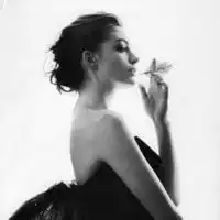 微信头像一支烟唯美男女手拿一支烟微信头像