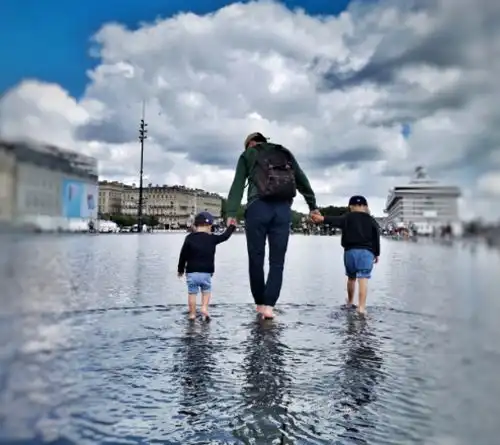 靳东参加天天向上,高露靠他肩膀还挽手,看到镜头立马放开