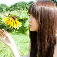 女生手拿花图片小清新微信头像图片大全