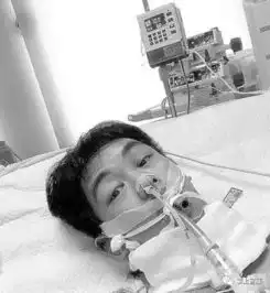 4名执法人员穿制服聚赌,满桌的钱