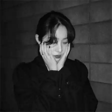 黑色伤感孤独女头像,男友很高很帅就是没有爱