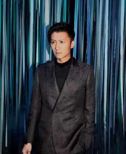 王菲家教太严谢霆锋看秀被美女包围,他蜷缩身体行为超拘谨