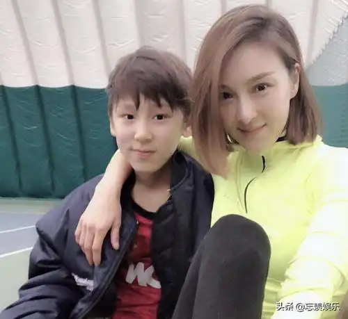 23岁演梦萍走红,28岁嫁华人丈夫朱锐,43岁收获俩高颜值儿子