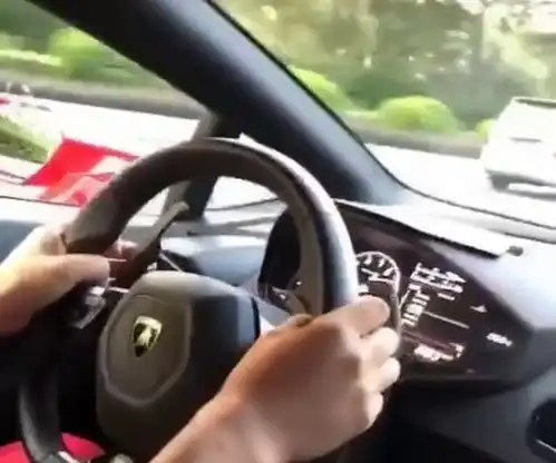 老公媳妇你开快点行吧咱开的什么车你心里没数吗