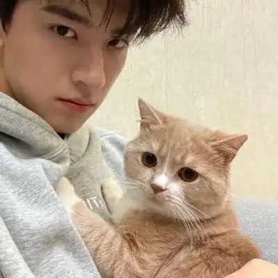 抱萌宠的男生头像,都说爱宠物的男生最有爱