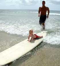 英8岁男孩成最年轻冲浪冠军自小就是水娃娃中文国际