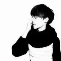 一个男孩手捂住眼睛的黑白头像