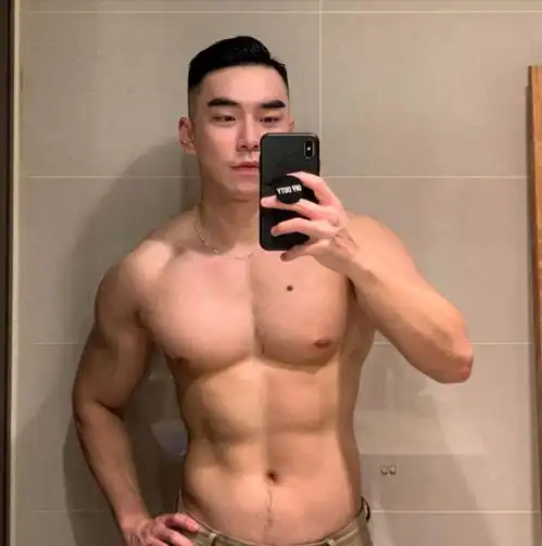 这才是肌肉男生该剪的3款发型,阳光帅气有魅力