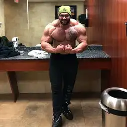 26岁健身男肌肉越练越强,头发却更稀疏,网友看起来像50岁