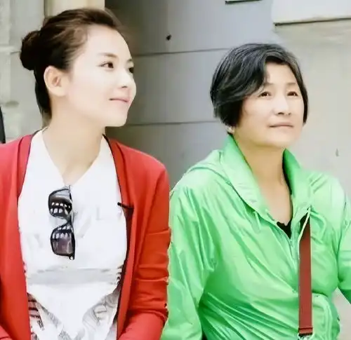 花儿与少年卡点悼念郑佩佩,文案藏着3处巧思,花少团4人发声2人沉默