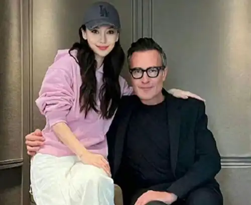 黄晓明的韭菜盒子,杨颖的奢华西餐网友不是一类人吃不了一家饭