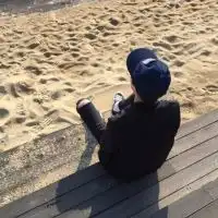和这个一样风格的真人伤感头像男10张吧