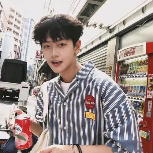 头像丨年纪轻轻不知道这世上除了爱还有名利世俗