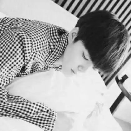 qq头像男生伤感帅气黑白,只有一颗虚伪的心了