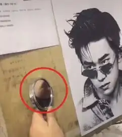 每日一逗美术生的自画像,画得挺好,可是不想给分