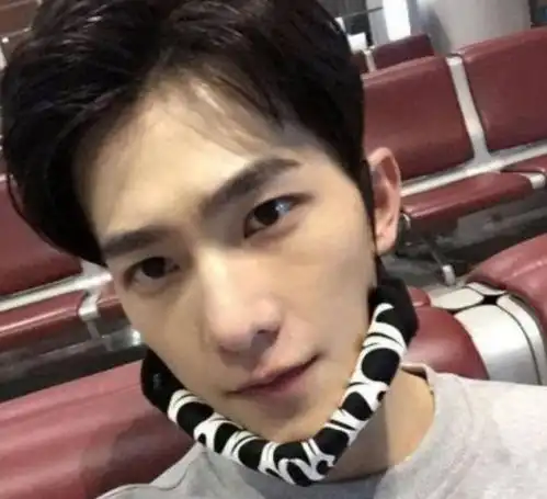 娱乐圈男星素颜怎么样鹿晗青涩,易烊千玺懵懂,看到蔡徐坤败了