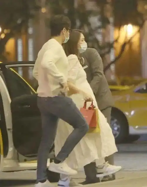 陈乔恩与男友甜蜜出游,身形臃肿疑似怀孕,本人辟谣称努力瘦身