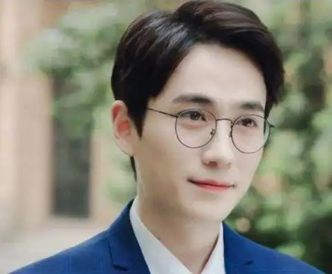 戴眼镜依旧帅惨了的男明星们,肖战王一博等,你心中的no.1是谁
