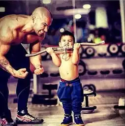 8张图告诉你,健身的男人带娃真的是soeasy