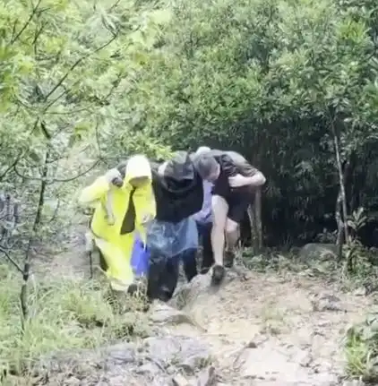 危险深圳一男子暴雨天徒步三水线,失温迷失方向陷入困境