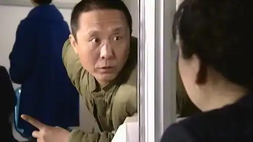 黑洞男子要给警察老婆介绍工作,看他眼神不简单