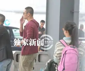 独家邵兵抵沪酷劲十足抽烟等车肌肉健硕