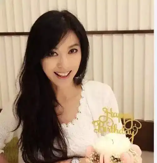 米雪跟妹妹李莫愁合影显年轻,她跟男友相爱26年终是有缘无份