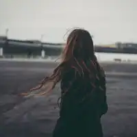 深冬孤独背影女人