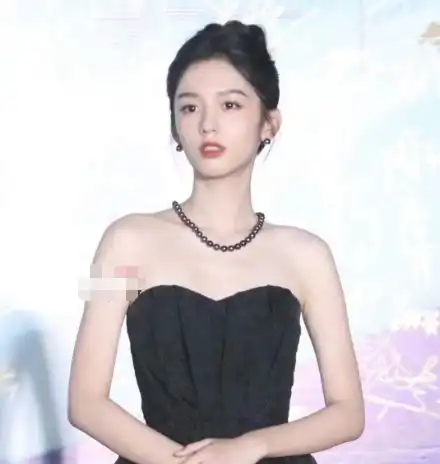 电影节生图大赏闫妮僵硬不如73岁斯琴高娃,全场最佳居然是她