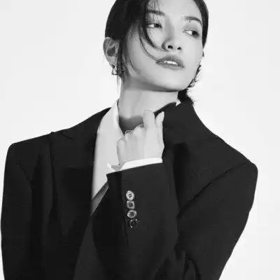 黑白高冷女生头像,最新整理气质黑白女头