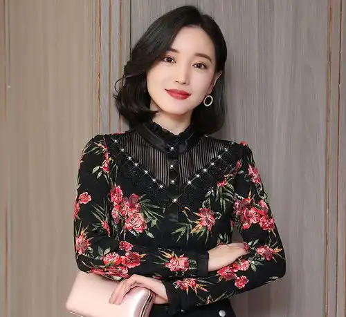 十月全国降温,建议70后女人内搭这么穿,外搭风衣外套超美