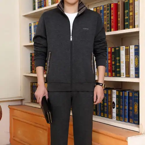 男人过中年要穿嫩一点,55岁大叔穿成这样,看着只有38岁