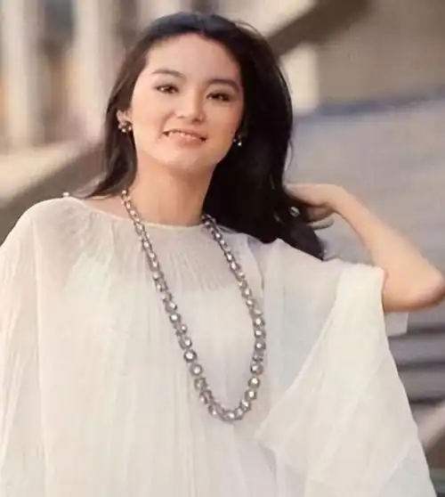 被70岁林青霞美到了穿红衣唇红齿白气色好,手拿奖杯鞠躬还低调