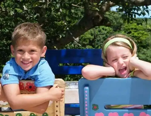 二胎家庭中,大宝到底该不该让着二宝父母的做法尤为重要