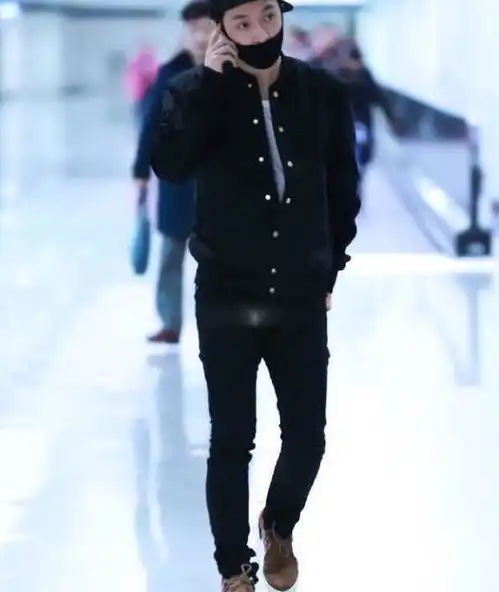 张艺兴现身机场,一身全黑造型真帅气