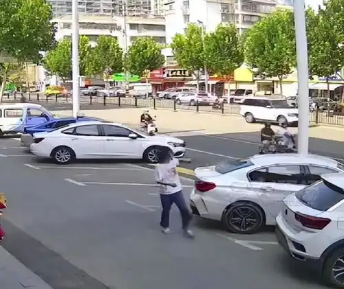 男子手持铁链怒砸豪车称叫你有钱网友典型的仇富心理