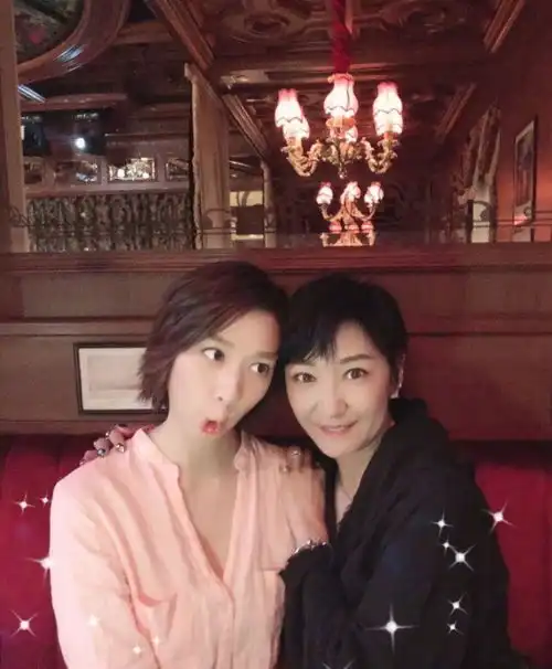 63岁米雪晒与妹妹合照依然都是女神范殷素素与李莫愁合体了