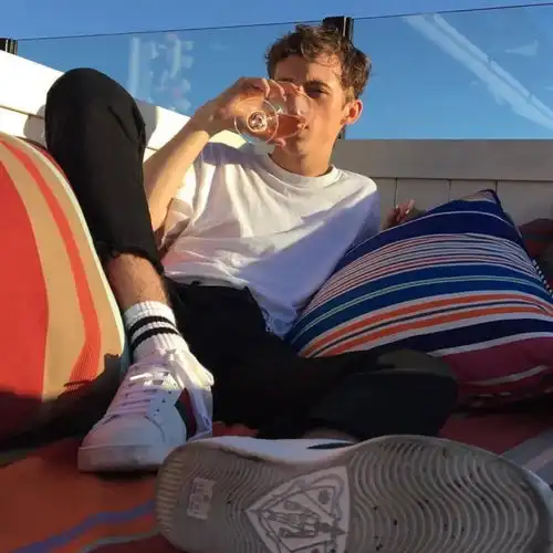 男生头像信号差真的太难了,就这几张头像,我上传就用了好几分钟