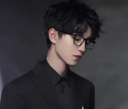 21岁王俊凯又长高了,跟董子健同行时的身高差,我没看错吧