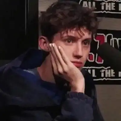 2021嘻哈风气质欧美男生头像如果能忍着当初做朋友该多好