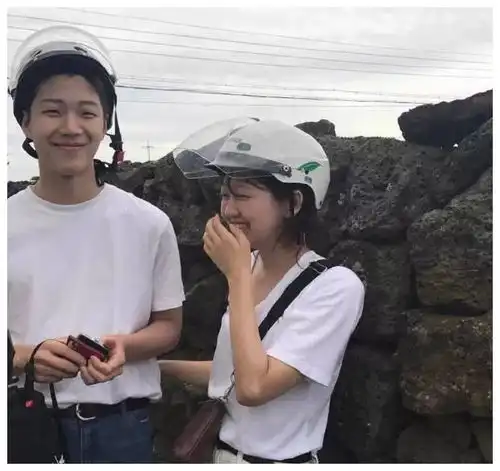 头像我将告别黄昏,向你的光里坠落