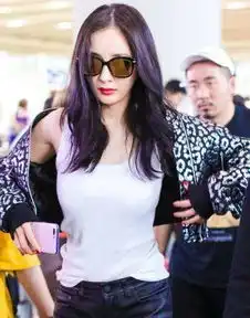 杨幂机场被一男粉求婚她转身说出6个字,网友迪丽热巴教得好