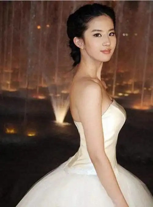 王子文才是正宗瓜子脸,但看了其他女星的照片还是觉得圆脸更好看