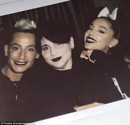 a妹与戴维森拍拖一个月闪电订婚钻石戒指抢眼