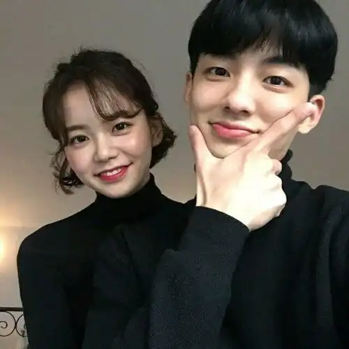 这男的是谁有这张图片的情侣头像吗