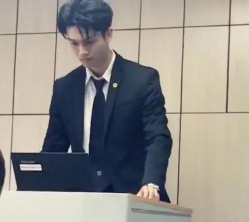 安徽一大学女老师走红,五官精致打扮复古,难怪学生争着来上课