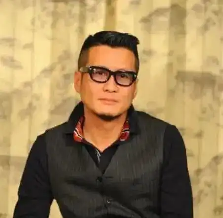 57岁孙兴怎么了留长发蓄胡须,近照邋遢风光不再