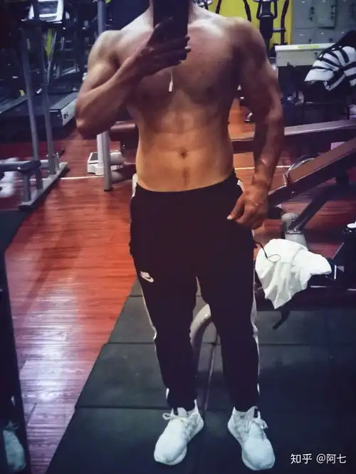 怎么看待朋友圈健身男发裸上身自拍