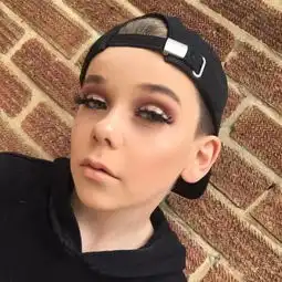 ins上一个10岁男孩的逆天化妆技术,让无数女生看了都自愧不如